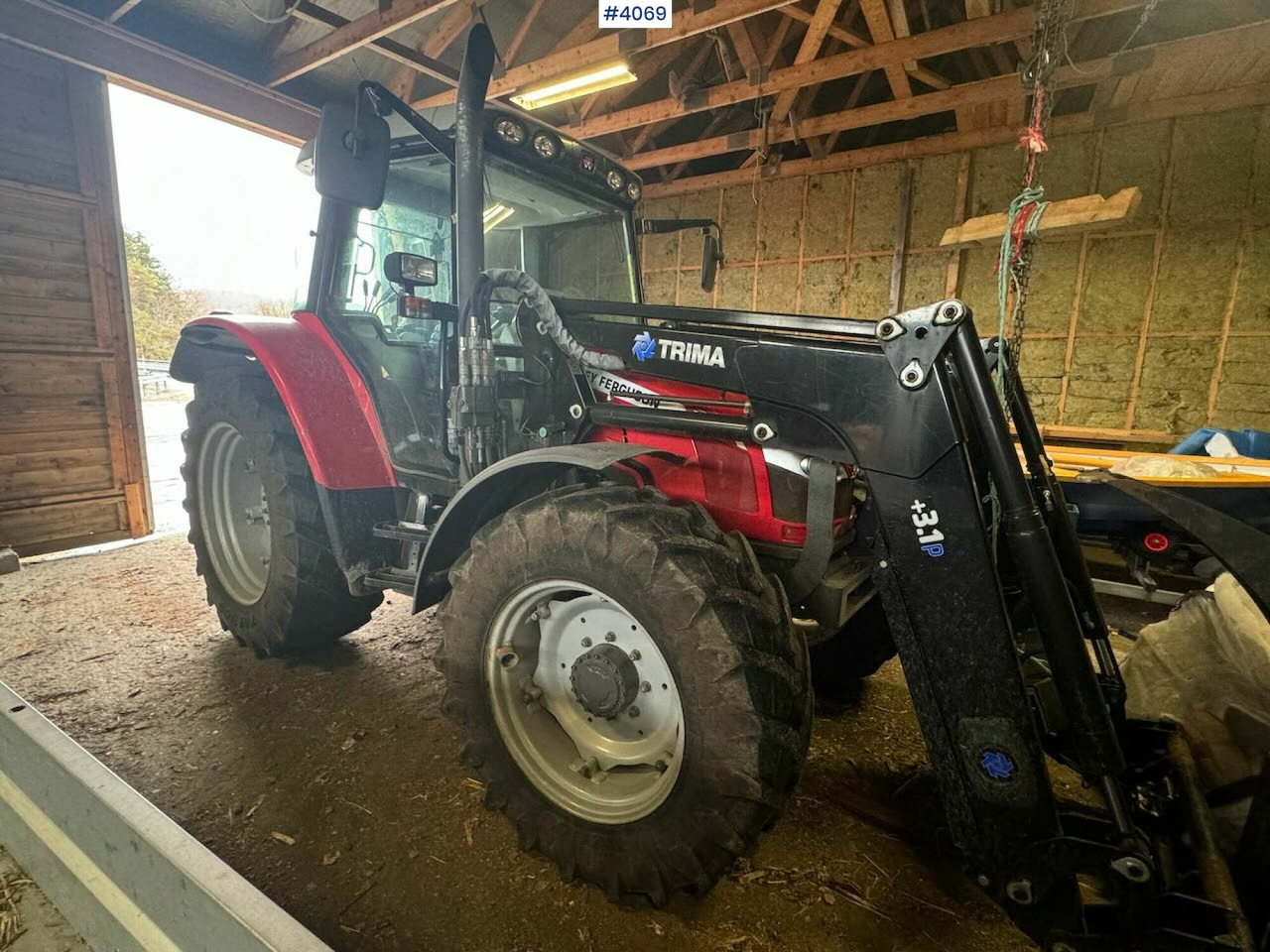 2013 Massey Ferguson 5455 w/ front loader, 2 buckets, pallet forks and blades. 1020 hours! - Traktor: 4 kép. 2013 Massey Ferguson 5455 w/ front loader, 2 buckets, pallet forks and blades. 1020 hours! - Traktor: 4 kép.