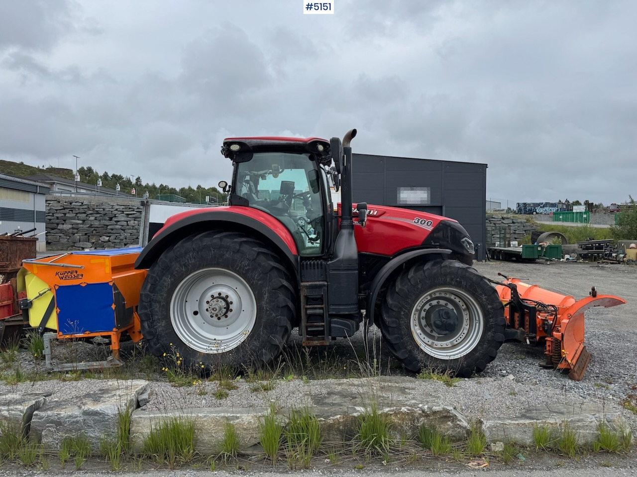 2016 Case IH Optum 300 CVX w/front hydraulics and plowing rig - Traktor: 4 kép. 2016 Case IH Optum 300 CVX w/front hydraulics and plowing rig - Traktor: 4 kép.