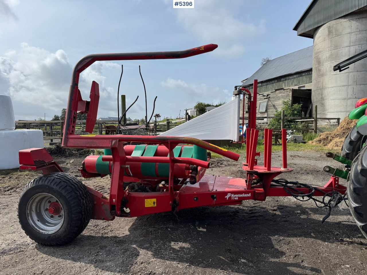 2016 Kverneland 7740 J round bale wrapper - Szálastakarmány betakarítás gépei: 3 kép. 2016 Kverneland 7740 J round bale wrapper - Szálastakarmány betakarítás gépei: 3 kép.