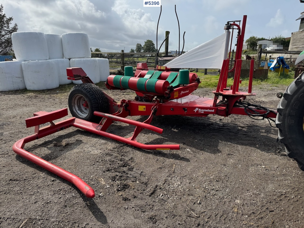 2016 Kverneland 7740 J round bale wrapper - Szálastakarmány betakarítás gépei: 1 kép. 2016 Kverneland 7740 J round bale wrapper - Szálastakarmány betakarítás gépei: 1 kép.