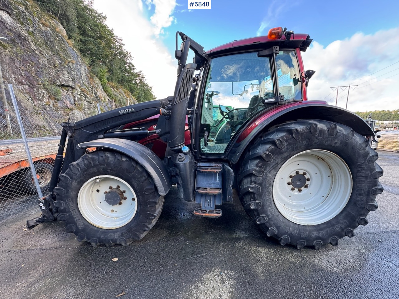 2018 Valtra N174 w/ front loader and plow plate. - Traktor: 1 kép. 2018 Valtra N174 w/ front loader and plow plate. - Traktor: 1 kép.