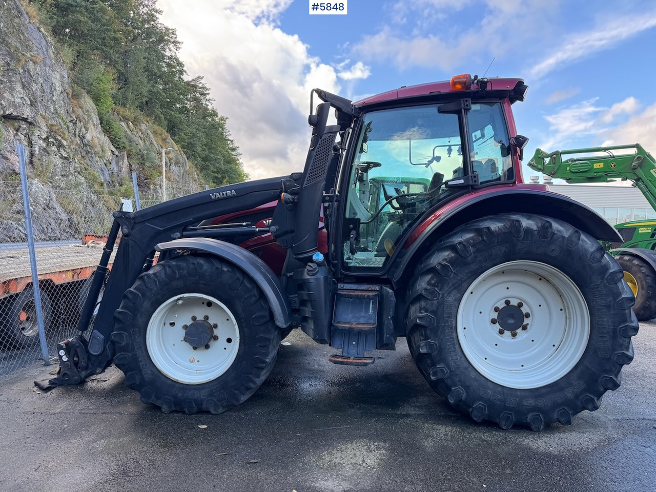 2018 Valtra N174 w/ front loader and plow plate. - Traktor: 2 kép. 2018 Valtra N174 w/ front loader and plow plate. - Traktor: 2 kép.
