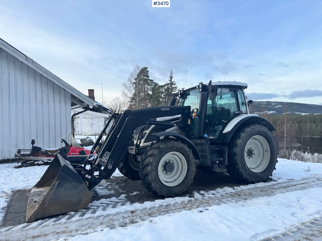 2019 Valtra N134 w/ Front loader and bucket. 900 hours! - Traktor: 2 kép. 2019 Valtra N134 w/ Front loader and bucket. 900 hours! - Traktor: 2 kép.