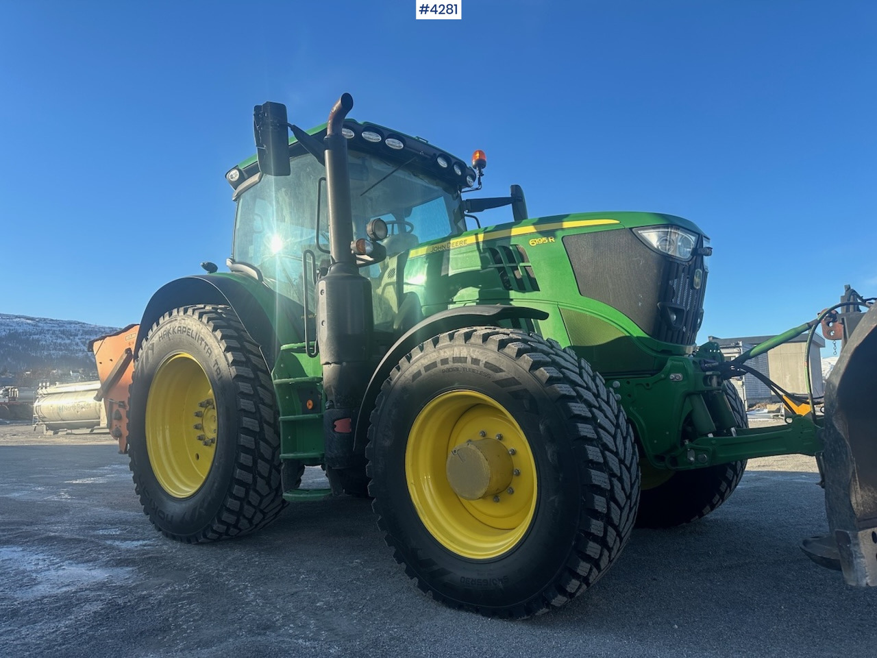 2021 John Deere 6195R 4x4 Tractor with summer and winter tires - Traktor: 1 kép. 2021 John Deere 6195R 4x4 Tractor with summer and winter tires - Traktor: 1 kép.