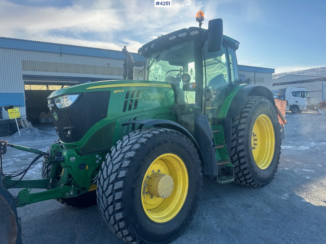 2021 John Deere 6195R 4x4 Tractor with summer and winter tires - Traktor: 2 kép. 2021 John Deere 6195R 4x4 Tractor with summer and winter tires - Traktor: 2 kép.