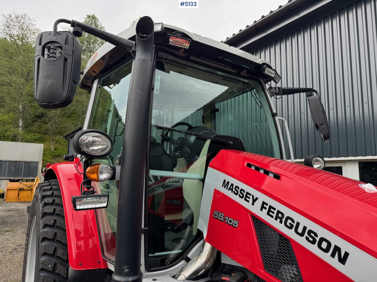2022 Massey Ferguson 5S.105 w/front hydraulics and plowing rig - Traktor: 2 kép. 2022 Massey Ferguson 5S.105 w/front hydraulics and plowing rig - Traktor: 2 kép.