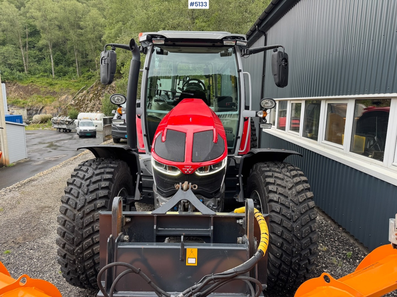 2022 Massey Ferguson 5S.105 w/front hydraulics and plowing rig - Traktor: 4 kép. 2022 Massey Ferguson 5S.105 w/front hydraulics and plowing rig - Traktor: 4 kép.
