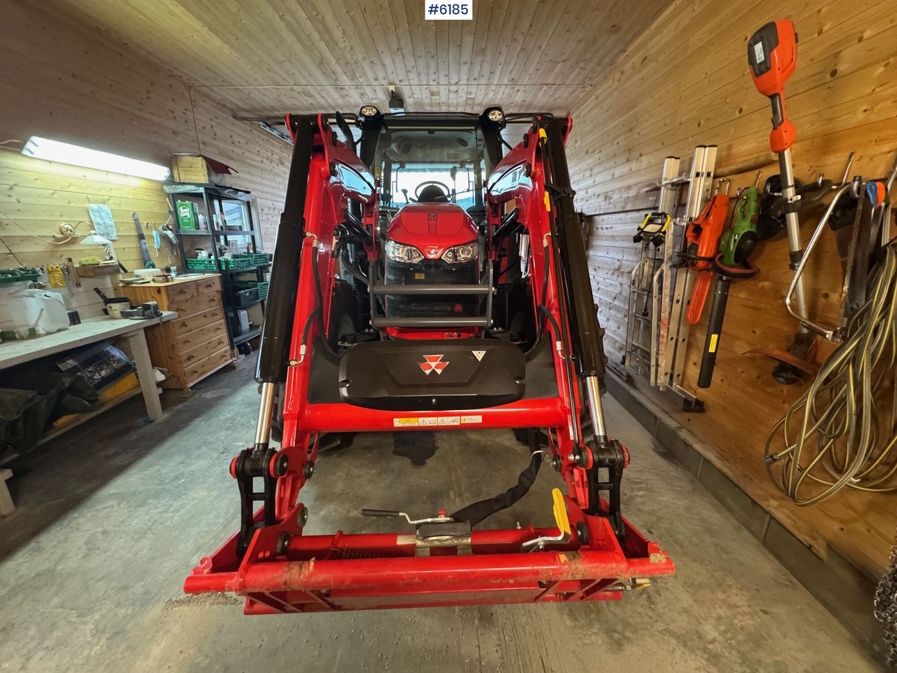 2023 Massey Ferguson 5711M Dyna w/ loader with 3rd function. Only 115 hours! - Traktor: 3 kép. 2023 Massey Ferguson 5711M Dyna w/ loader with 3rd function. Only 115 hours! - Traktor: 3 kép.