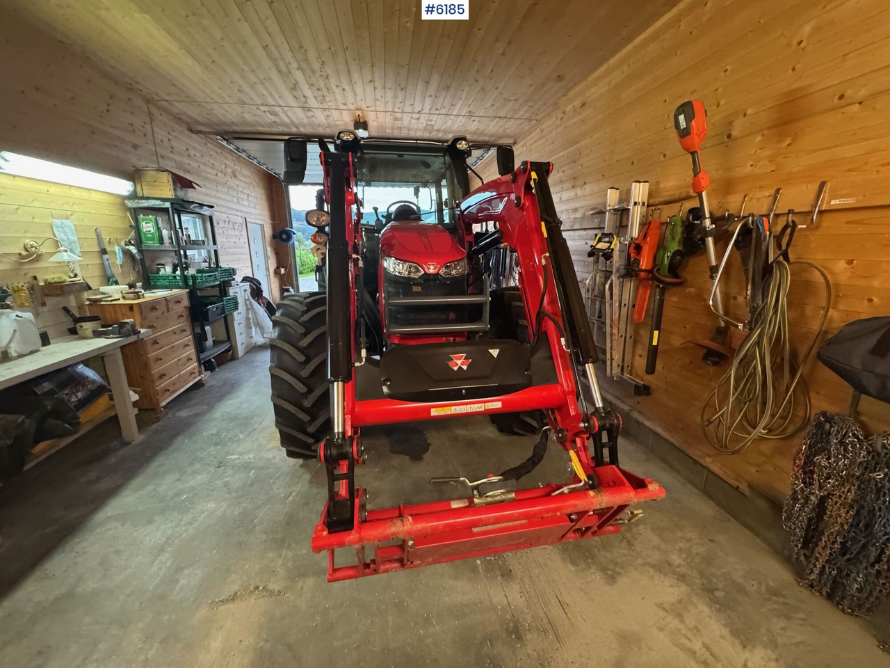 2023 Massey Ferguson 5711M Dyna w/ loader with 3rd function. Only 115 hours! - Traktor: 2 kép. 2023 Massey Ferguson 5711M Dyna w/ loader with 3rd function. Only 115 hours! - Traktor: 2 kép.