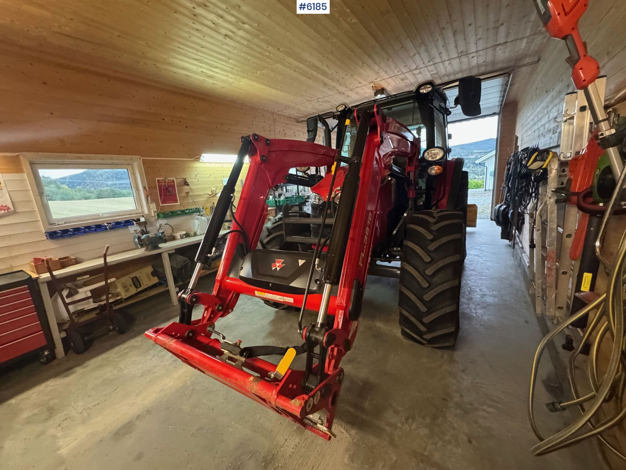 2023 Massey Ferguson 5711M Dyna w/ loader with 3rd function. Only 115 hours! - Traktor: 5 kép. 2023 Massey Ferguson 5711M Dyna w/ loader with 3rd function. Only 115 hours! - Traktor: 5 kép.