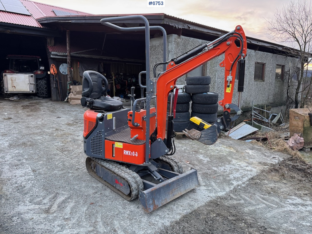 2025 RWX 10-8 Mini excavator w/ 2 buckets, grapple and spike. - Minikotró: 3 kép. 2025 RWX 10-8 Mini excavator w/ 2 buckets, grapple and spike. - Minikotró: 3 kép.