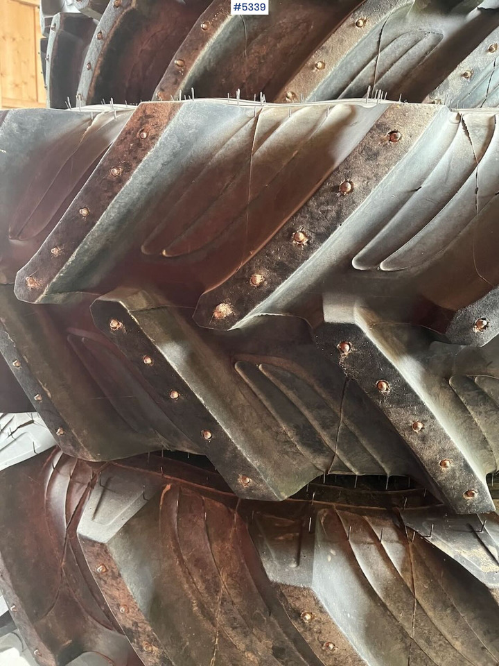 4 tractor tires with studs - Gumiabroncs - Traktor: 5 kép. 4 tractor tires with studs - Gumiabroncs - Traktor: 5 kép.