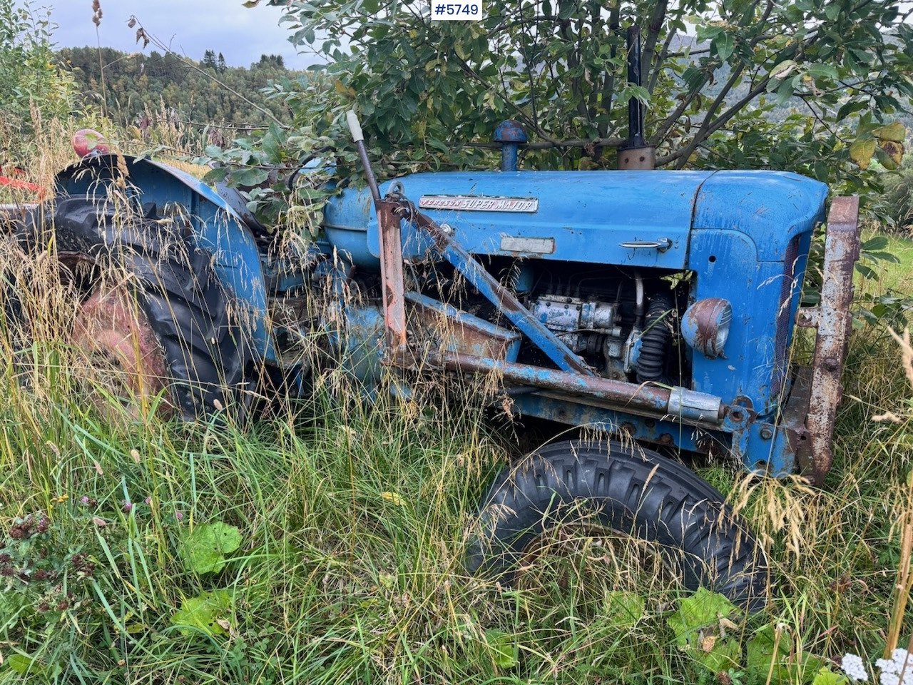 Ca. 1961 Fordson Super Major 4×2 Tractor w/ Bucket - Traktor: 1 kép. Ca. 1961 Fordson Super Major 4×2 Tractor w/ Bucket - Traktor: 1 kép.
