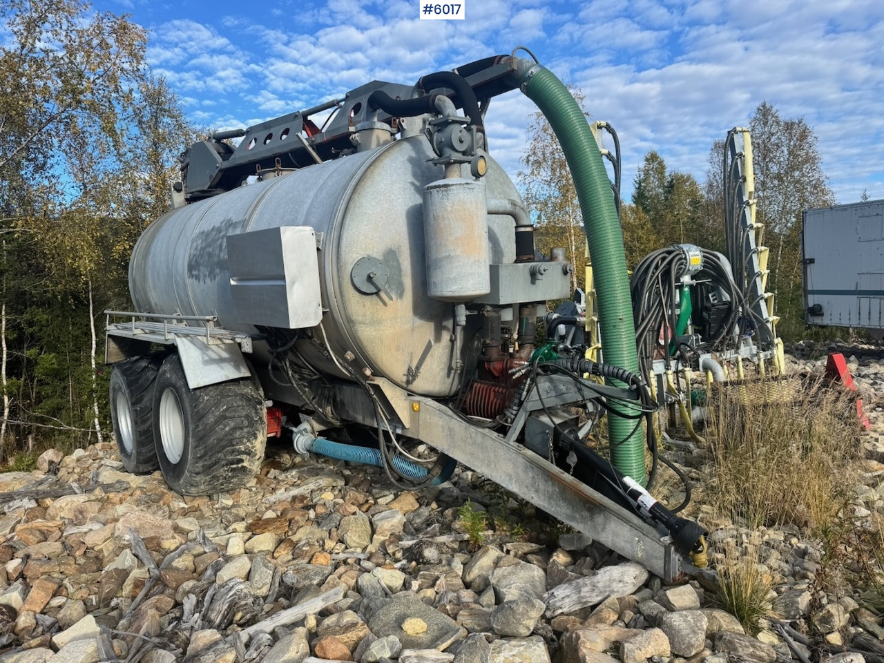 Caveco vacuum wagon with loading robot - Tartályos pótkocsi: 3 kép. Caveco vacuum wagon with loading robot - Tartályos pótkocsi: 3 kép.