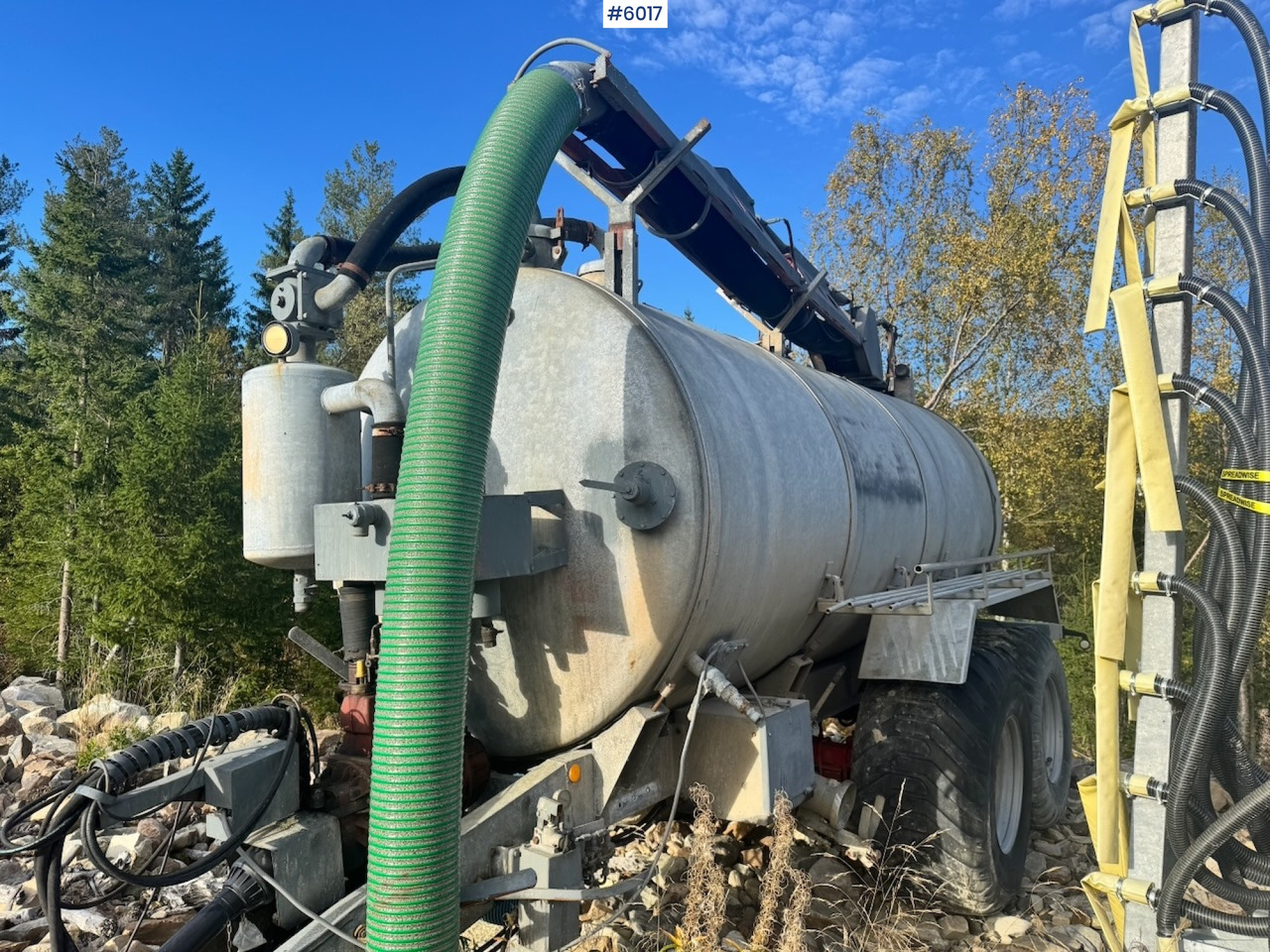 Caveco vacuum wagon with loading robot - Tartályos pótkocsi: 5 kép. Caveco vacuum wagon with loading robot - Tartályos pótkocsi: 5 kép.
