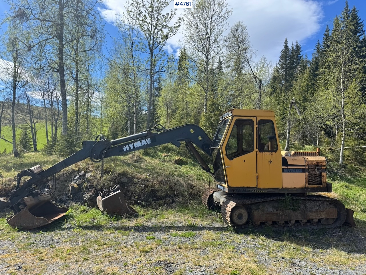 Circa 1990 Hymas 82R Crawler excavator w/ 2 buckets. - Kotrógép: 1 kép. Circa 1990 Hymas 82R Crawler excavator w/ 2 buckets. - Kotrógép: 1 kép.