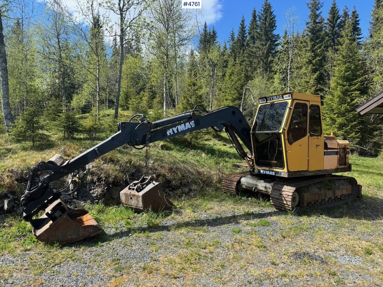Circa 1990 Hymas 82R Crawler excavator w/ 2 buckets. - Kotrógép: 2 kép. Circa 1990 Hymas 82R Crawler excavator w/ 2 buckets. - Kotrógép: 2 kép.