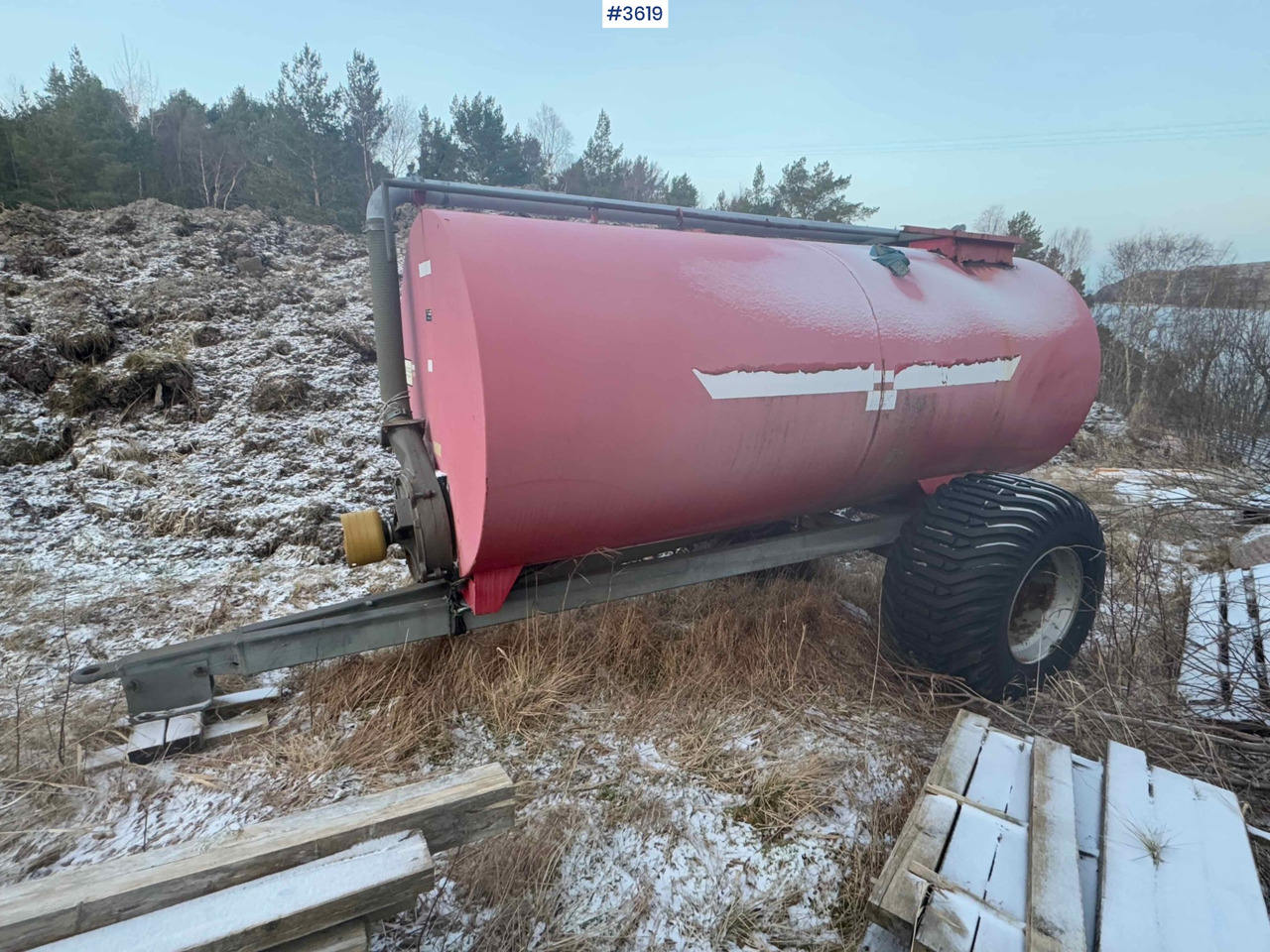 Fertilizer tank 6000 liters - Szippantó tartálykocsi: 2 kép. Fertilizer tank 6000 liters - Szippantó tartálykocsi: 2 kép.