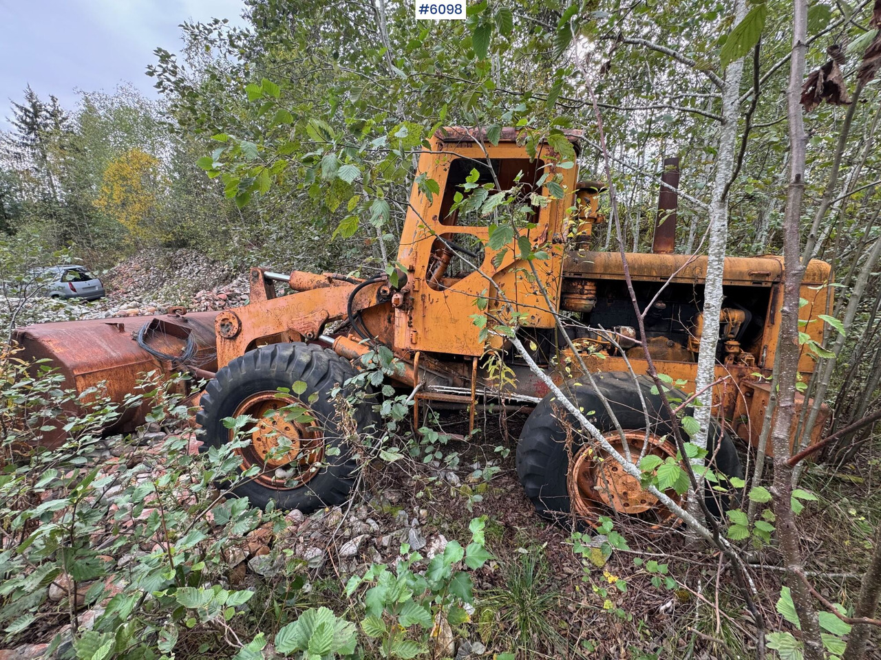 Hanomag wheel loader with bucket – repair object - Gumikerekes homlokrakodó: 1 kép. Hanomag wheel loader with bucket – repair object - Gumikerekes homlokrakodó: 1 kép.