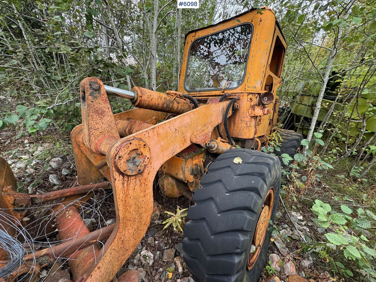 Hanomag wheel loader with bucket – repair object - Gumikerekes homlokrakodó: 2 kép. Hanomag wheel loader with bucket – repair object - Gumikerekes homlokrakodó: 2 kép.