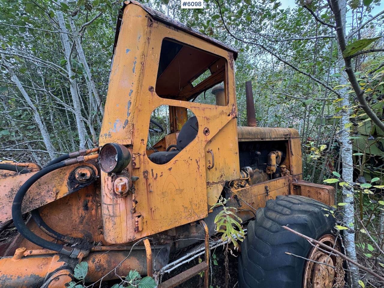 Hanomag wheel loader with bucket – repair object - Gumikerekes homlokrakodó: 4 kép. Hanomag wheel loader with bucket – repair object - Gumikerekes homlokrakodó: 4 kép.