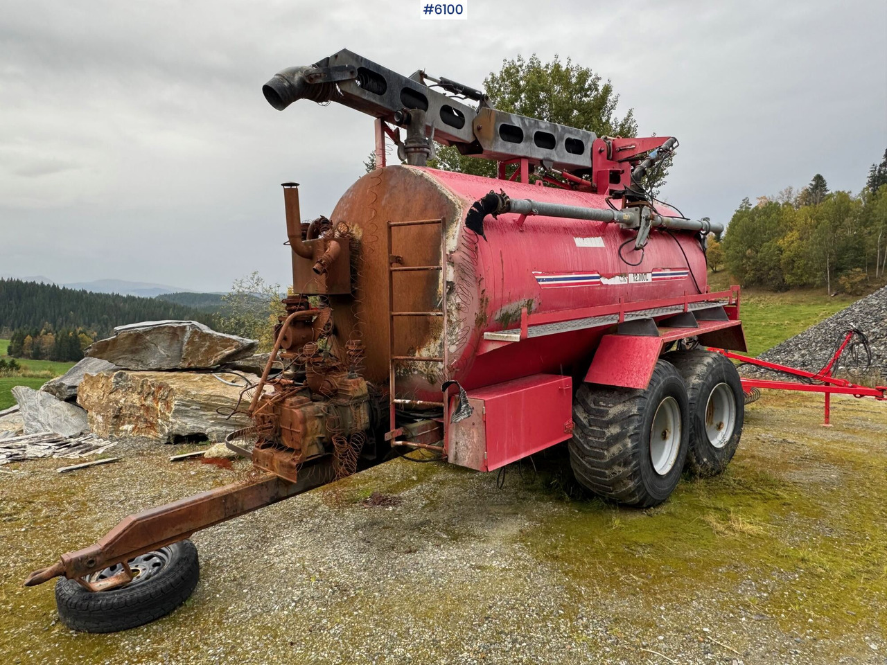Høgborg 12,000L fertilizer trailer - Szippantó tartálykocsi: 2 kép. Høgborg 12,000L fertilizer trailer - Szippantó tartálykocsi: 2 kép.