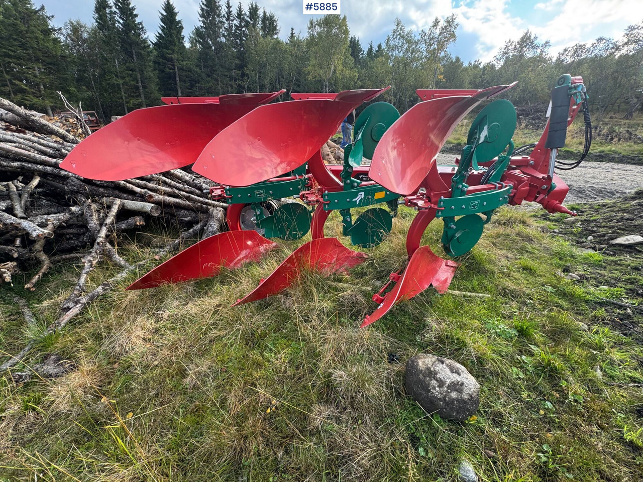 Kverneland 150S reversible plough, 3-furrow, year 2022. Never used – like new! - Talajművelő gep: 1 kép. Kverneland 150S reversible plough, 3-furrow, year 2022. Never used – like new! - Talajművelő gep: 1 kép.