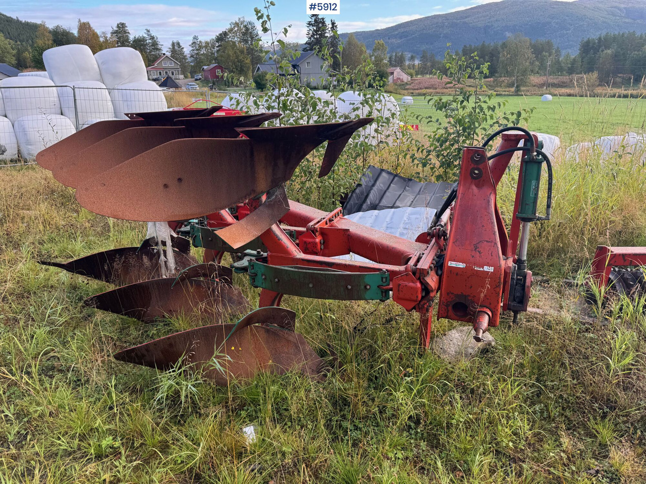 Kverneland 3-furrow reversible plough - Talajművelő gep: 3 kép. Kverneland 3-furrow reversible plough - Talajművelő gep: 3 kép.