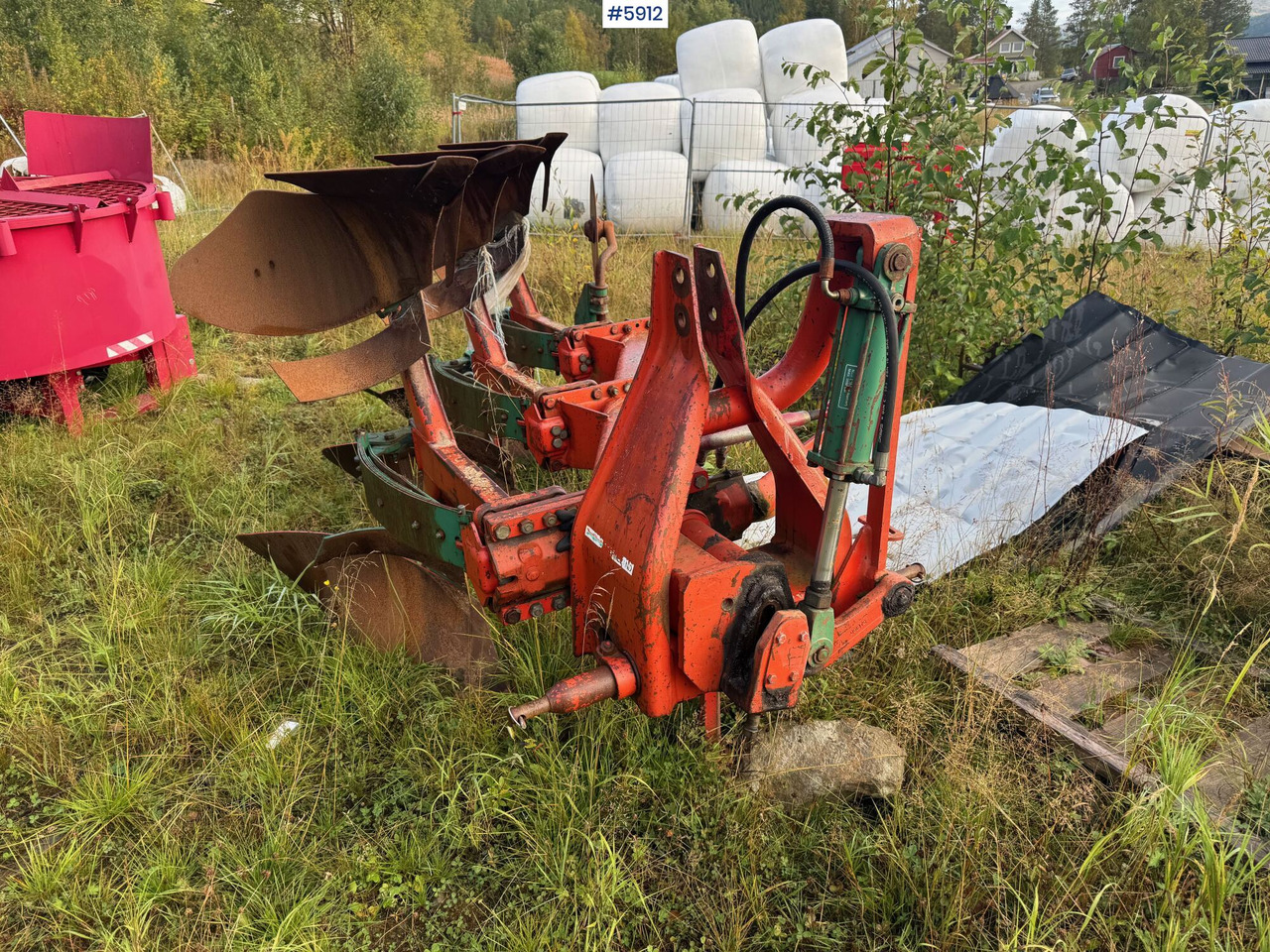 Kverneland 3-furrow reversible plough - Talajművelő gep: 4 kép. Kverneland 3-furrow reversible plough - Talajművelő gep: 4 kép.