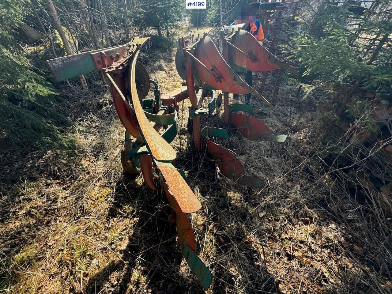 Kverneland 3-furrow reversible plow - Talajművelő gep: 2 kép. Kverneland 3-furrow reversible plow - Talajművelő gep: 2 kép.