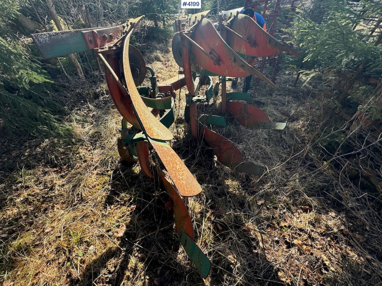 Kverneland 3-furrow reversible plow - Talajművelő gep: 1 kép. Kverneland 3-furrow reversible plow - Talajművelő gep: 1 kép.