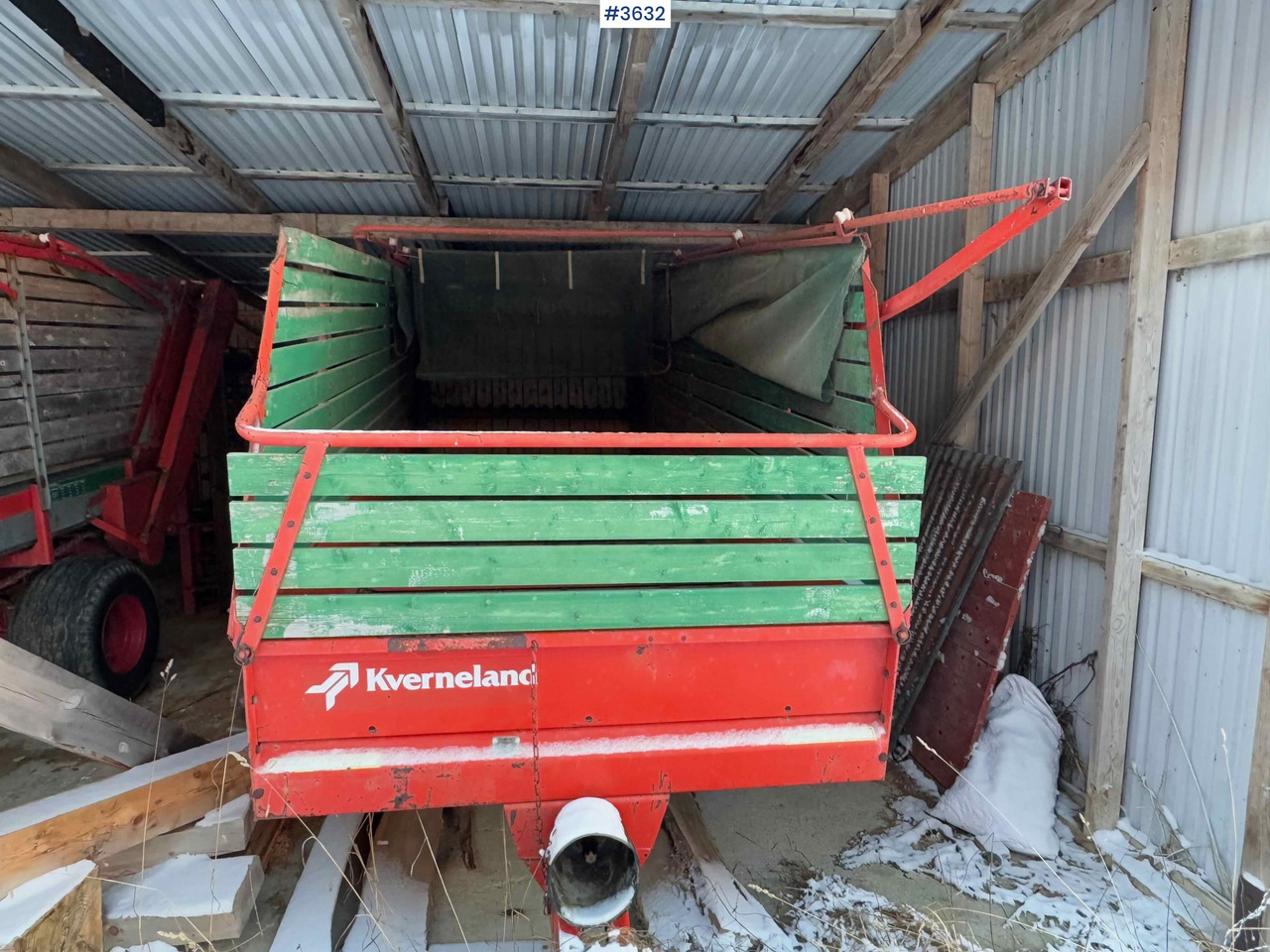 Kverneland UN7000 unloading trailer - Szálastakarmány betakarítás gépei: 2 kép. Kverneland UN7000 unloading trailer - Szálastakarmány betakarítás gépei: 2 kép.