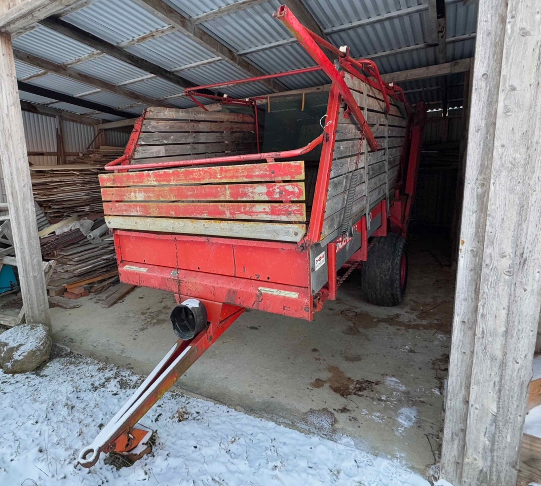 Kverneland UN7000 unloading trailer - Szálastakarmány betakarítás gépei: 1 kép. Kverneland UN7000 unloading trailer - Szálastakarmány betakarítás gépei: 1 kép.