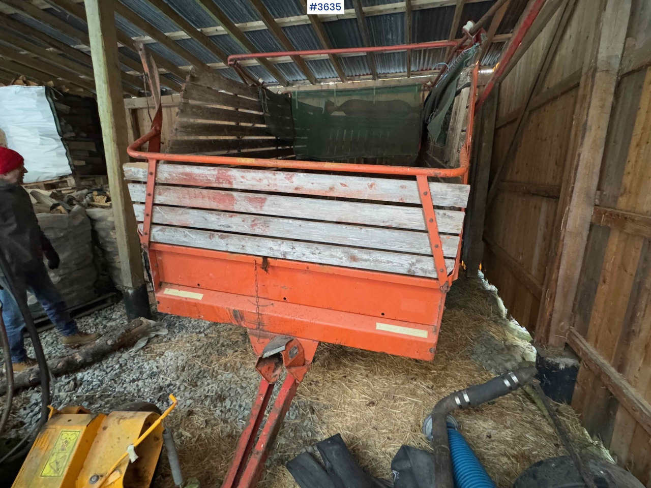 Kverneland UN7000 unloading trailer - Szálastakarmány betakarítás gépei: 2 kép. Kverneland UN7000 unloading trailer - Szálastakarmány betakarítás gépei: 2 kép.