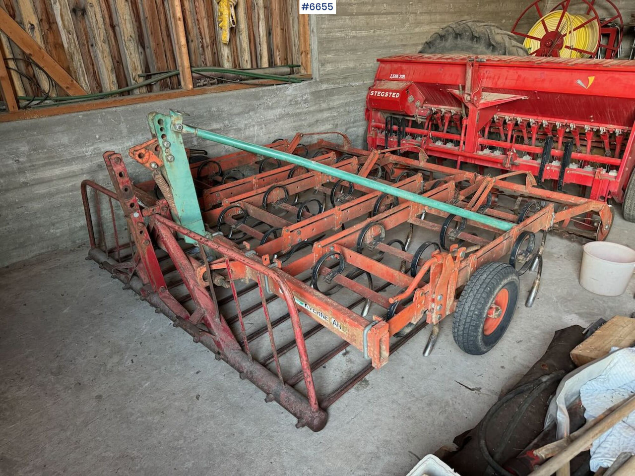 Kverneland harrow with cage roller - Talajművelő gep: 2 kép. Kverneland harrow with cage roller - Talajművelő gep: 2 kép.