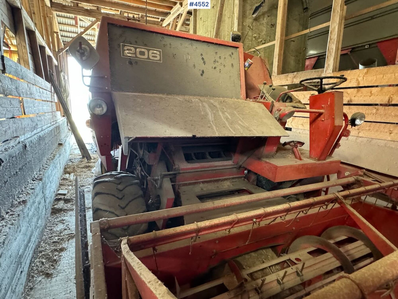 Massey Ferguson 206 thresher - Kombájn: 2 kép. Massey Ferguson 206 thresher - Kombájn: 2 kép.