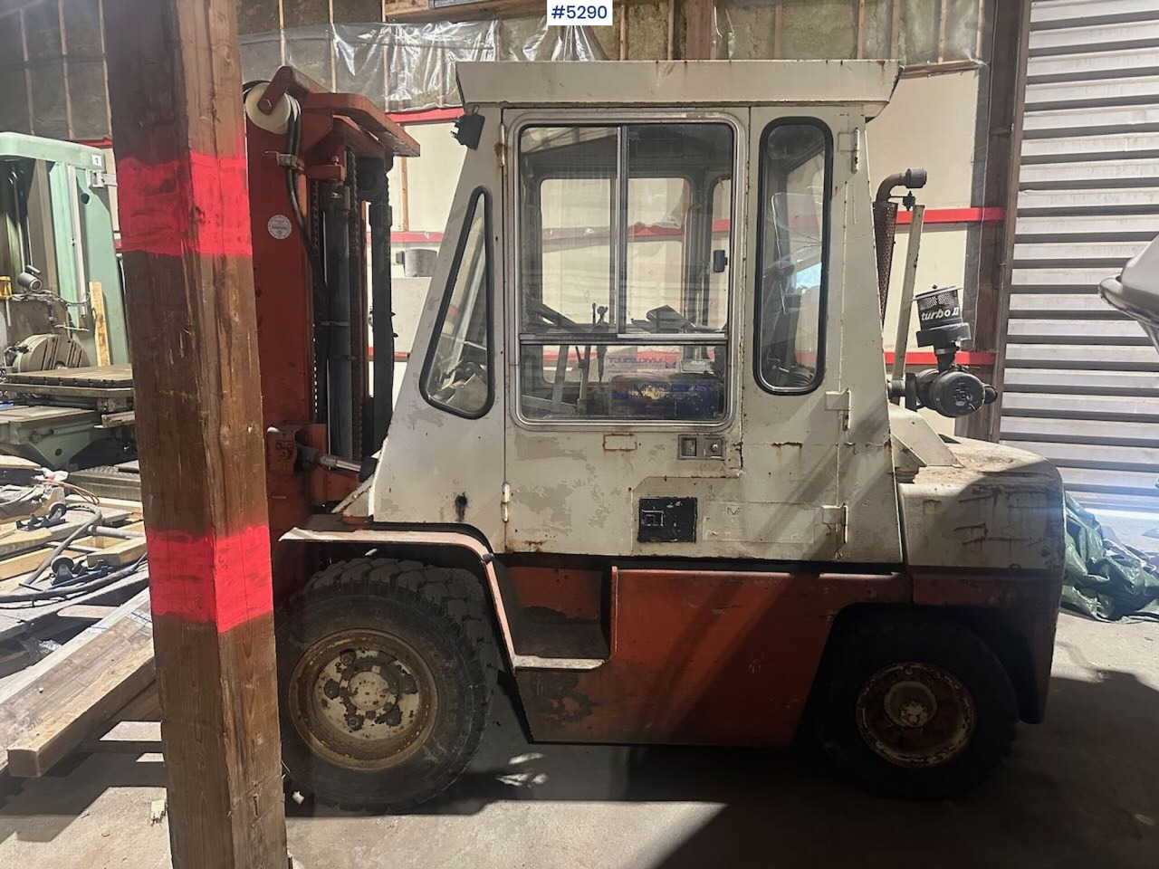 Nissan Forklift truck - Villás targonca: 4 kép. Nissan Forklift truck - Villás targonca: 4 kép.