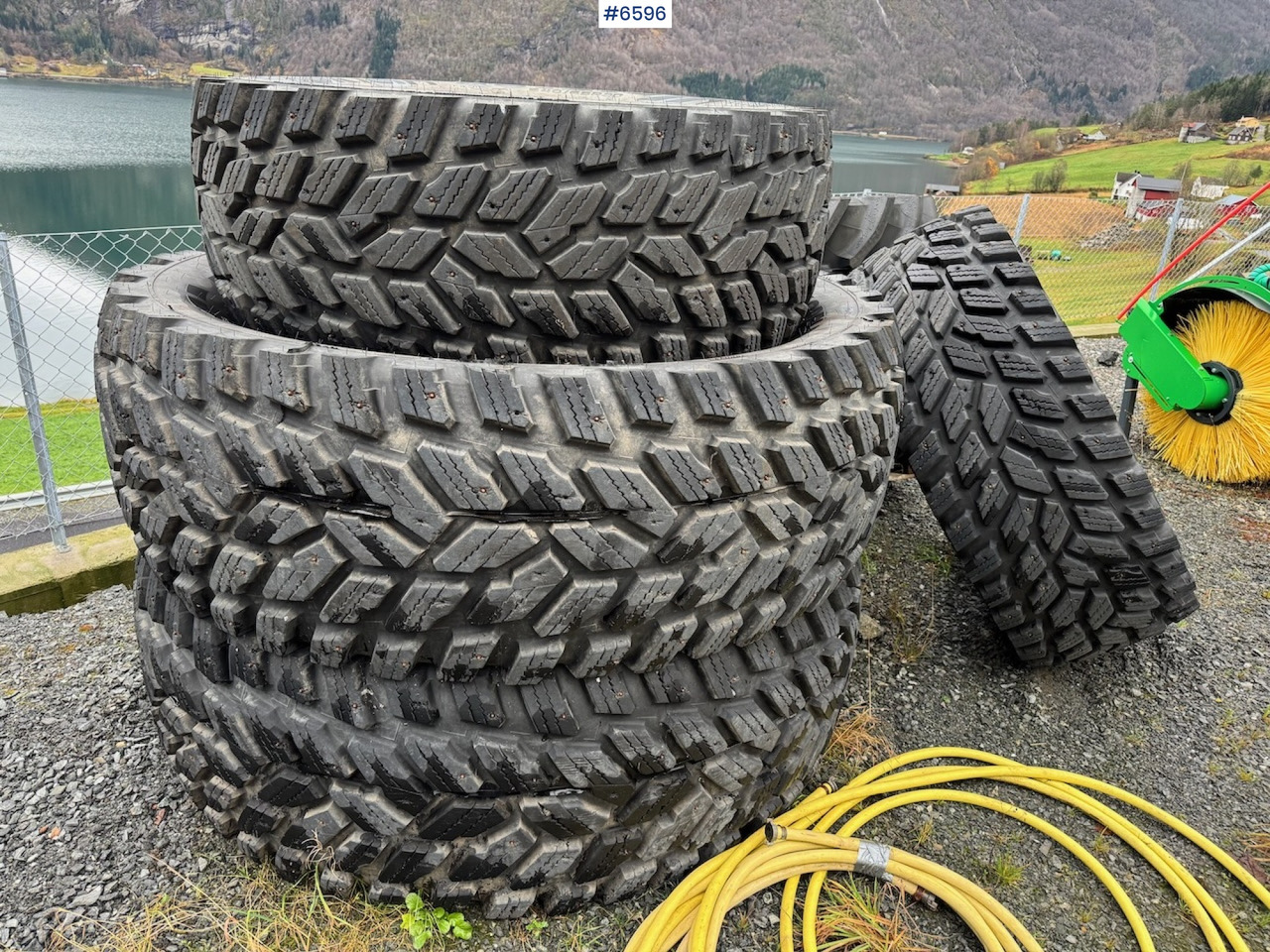 Nokian TRI 540/65 R30 og 650/65 R42. - Gumiabroncs - Mezőgazdasági gépek: 2 kép. Nokian TRI 540/65 R30 og 650/65 R42. - Gumiabroncs - Mezőgazdasági gépek: 2 kép.