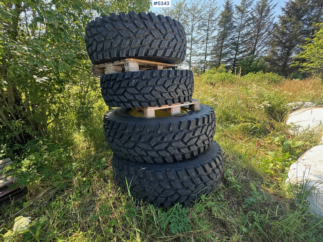 Nokian tires – complete set with rims - Komplett kerék - Traktor: 2 kép. Nokian tires – complete set with rims - Komplett kerék - Traktor: 2 kép.