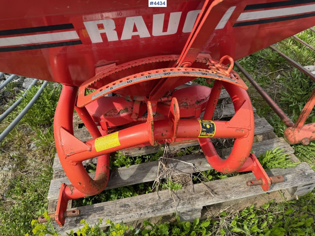 Rauch ZSA 450 Fertilizer spreader - Műtrágyaszóró: 4 kép. Rauch ZSA 450 Fertilizer spreader - Műtrágyaszóró: 4 kép.