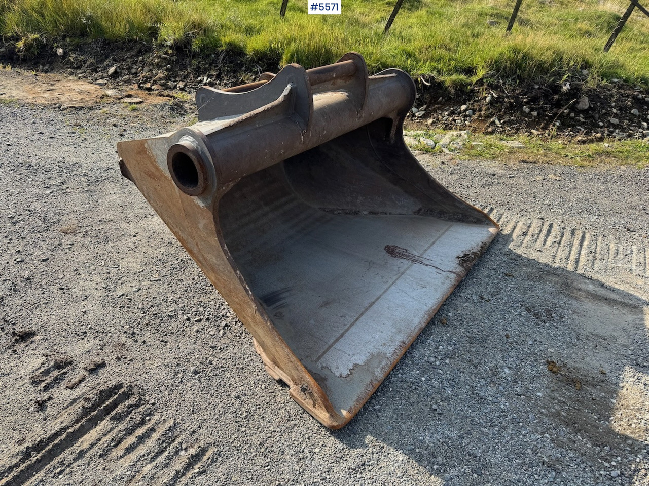 Sanding bucket - Kotró kanál: 3 kép. Sanding bucket - Kotró kanál: 3 kép.
