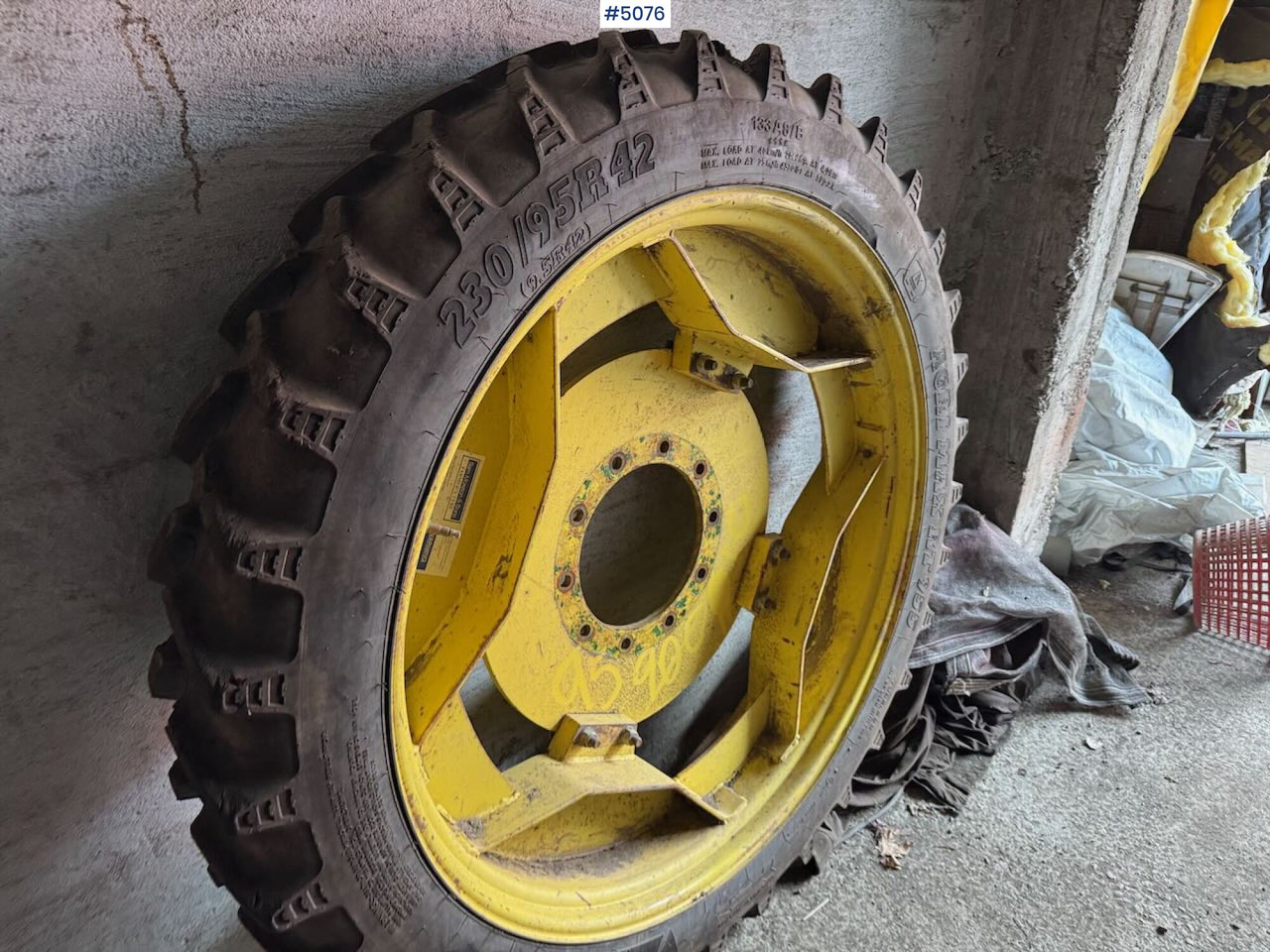 Sprayer Wheels (used on a John Deere 6830) - Permetezők: 5 kép. Sprayer Wheels (used on a John Deere 6830) - Permetezők: 5 kép.