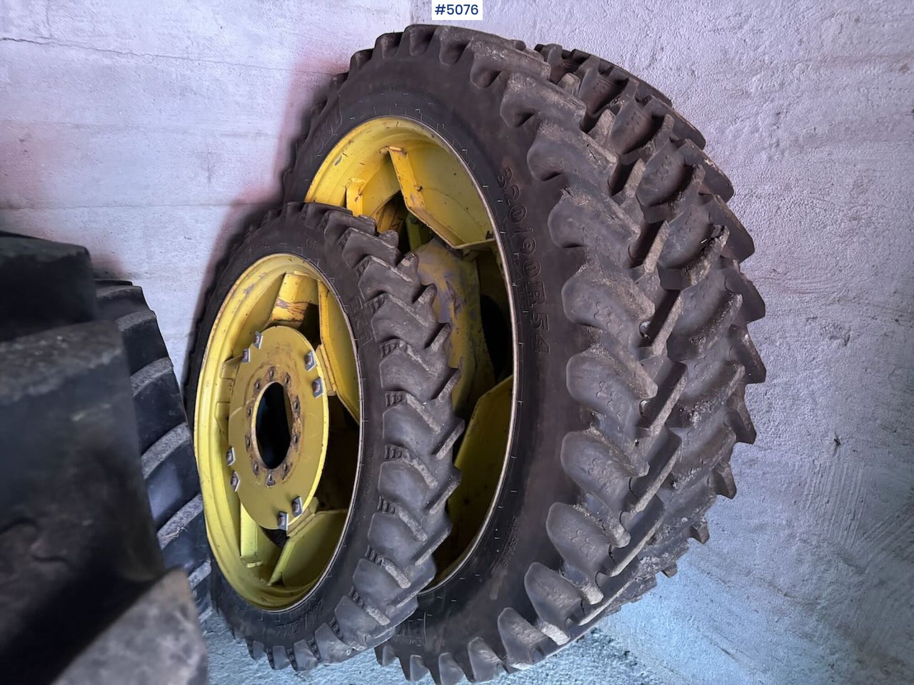 Sprayer Wheels (used on a John Deere 6830) - Permetezők: 2 kép. Sprayer Wheels (used on a John Deere 6830) - Permetezők: 2 kép.