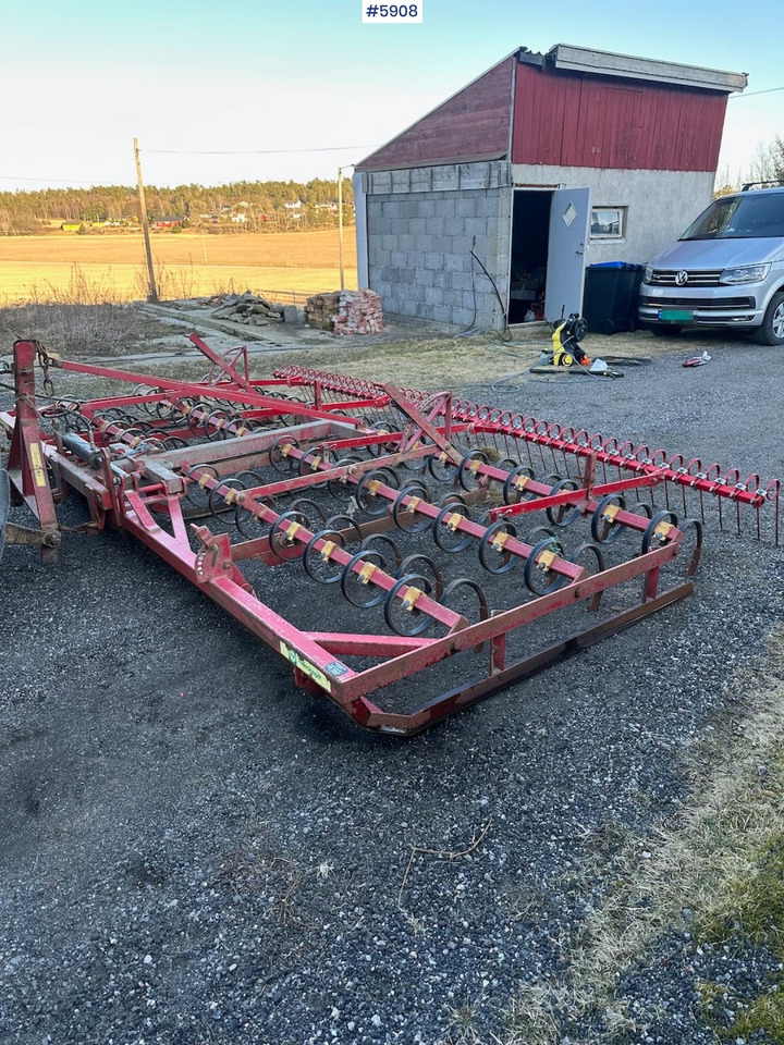 Väderstad Cultivator 4.6 m - Talajművelő gep: 2 kép. Väderstad Cultivator 4.6 m - Talajművelő gep: 2 kép.