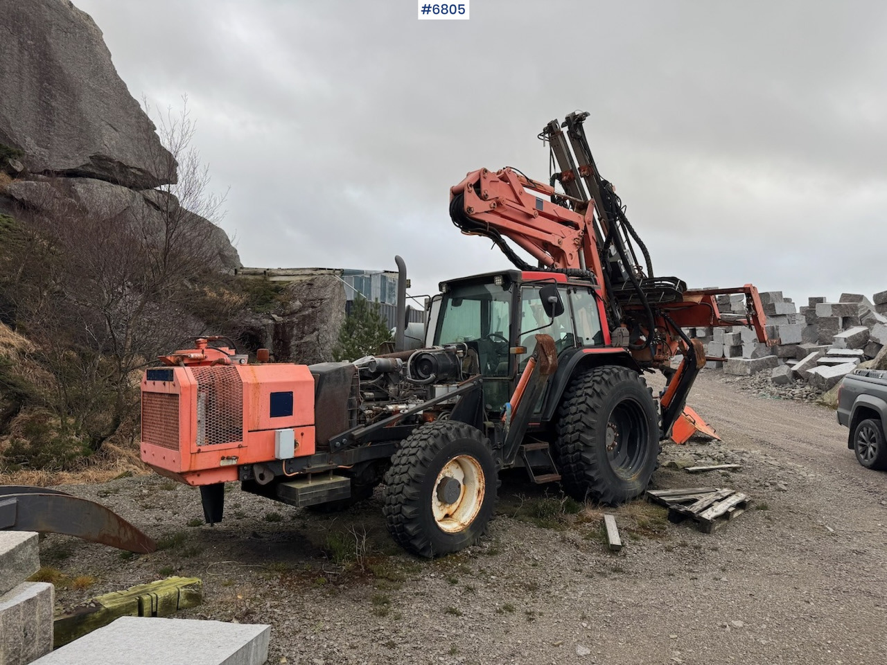 Valtra 8150 m/ Tamrock Trimmer 200 PB. - Traktor: 5 kép. Valtra 8150 m/ Tamrock Trimmer 200 PB. - Traktor: 5 kép.