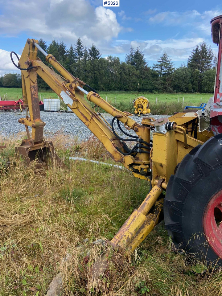 Volvo 430 mit heckmontiertem Baggeraufbau, Rep.-Objekt - Traktor: 3 kép. Volvo 430 mit heckmontiertem Baggeraufbau, Rep.-Objekt - Traktor: 3 kép.