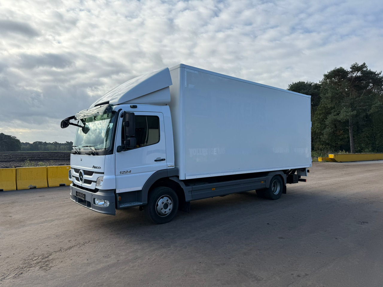 Mercedes Atego 1224 - Dobozos felépítményű teherautó: 1 kép. Mercedes Atego 1224 - Dobozos felépítményű teherautó: 1 kép.