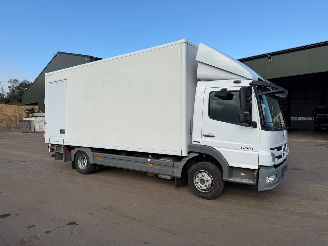 Mercedes Atego 1224 - Dobozos felépítményű teherautó: 2 kép. Mercedes Atego 1224 - Dobozos felépítményű teherautó: 2 kép.