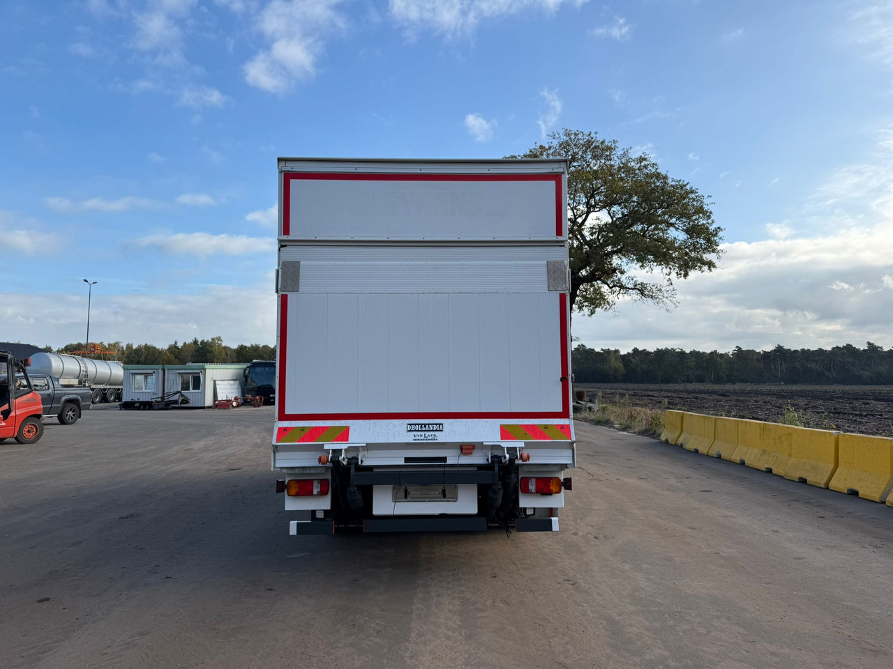 Mercedes Atego 1224 - Dobozos felépítményű teherautó: 5 kép. Mercedes Atego 1224 - Dobozos felépítményű teherautó: 5 kép.