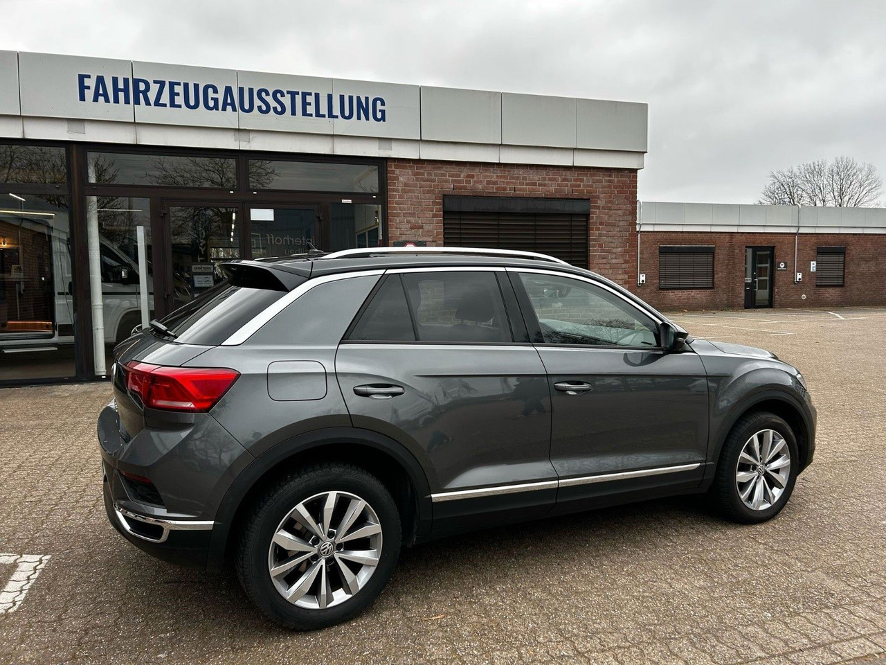Volkswagen T-Roc Style - Terepjáró/ SUV: 2 kép. Volkswagen T-Roc Style - Terepjáró/ SUV: 2 kép.
